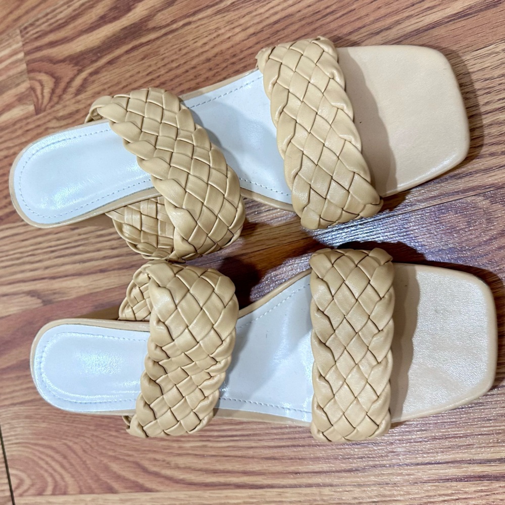 Women’s block heal sandal in tan color